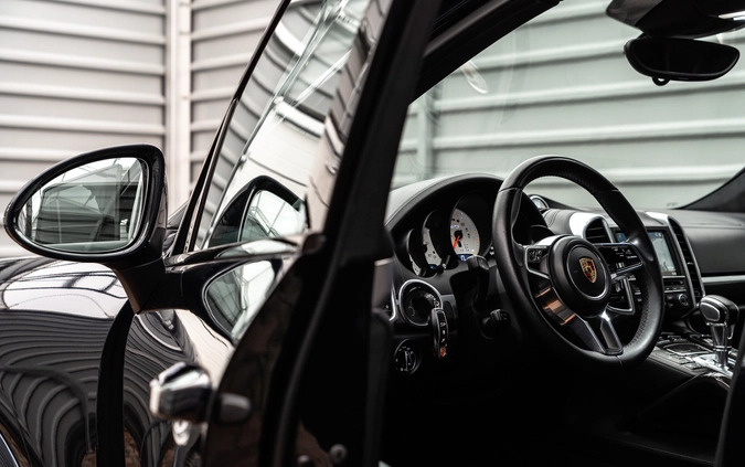 Porsche Cayenne cena 229000 przebieg: 240000, rok produkcji 2015 z Strzegom małe 596